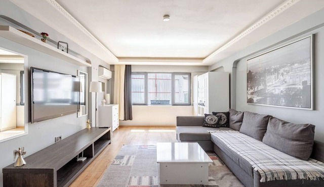 Cozy Duplex Apartment w/Elevator&Patio Near Metro