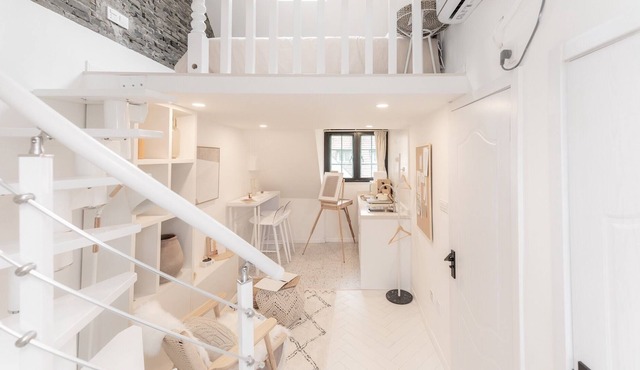 Cozy Duplex W/Skylite 2 mins walk to Metro Line 2, Jing'An temple & Kerry Center