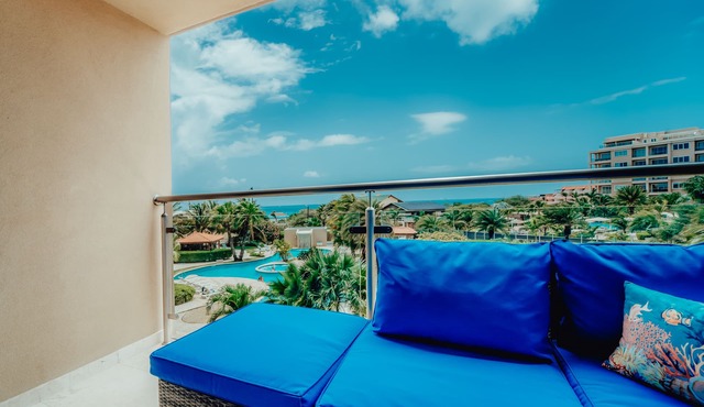 COZY EAGLE BEACH VIEW CONDO