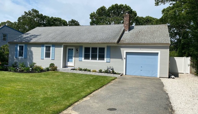 Cozy East Falmouth Cape House, close to beaches, shopping and dining!