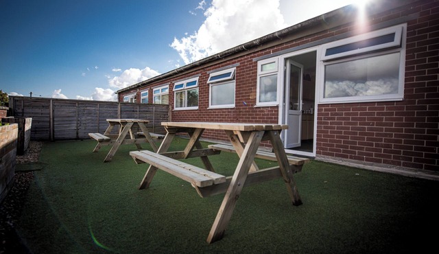 Cozy Family Apartment | Manchester Airport | Free Parking | Sleeps 8