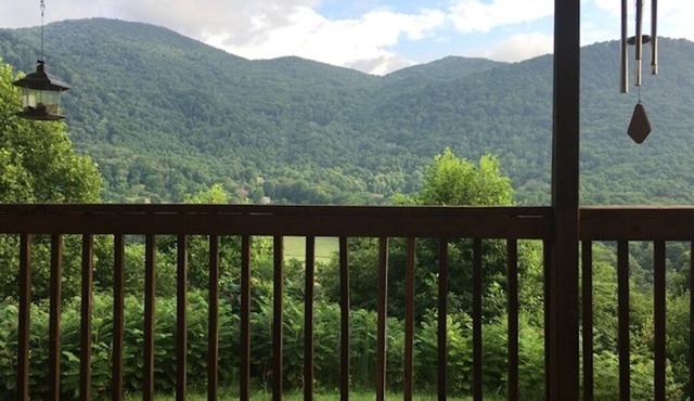 *Cozy Family Hideaway (Mountain Views + Big Deck)*