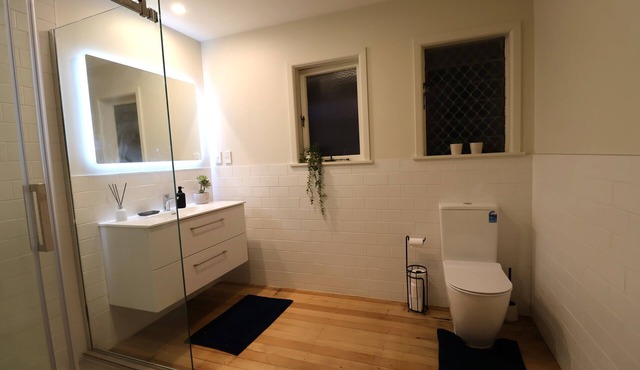 Cozy Family Home, 10mins from the Airport, Pet Friendly!