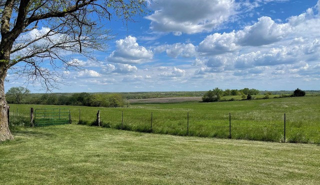 Cozy Farmhouse Retreat: Birdwatch & Stargaze 2hrs from KC & DSM