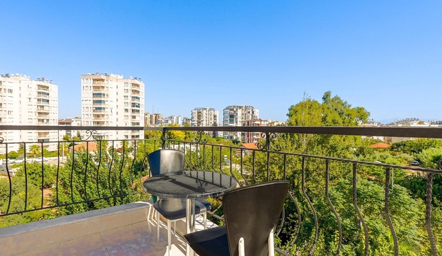 Cozy Flat with Balcony 10 min to Hadrian Gates