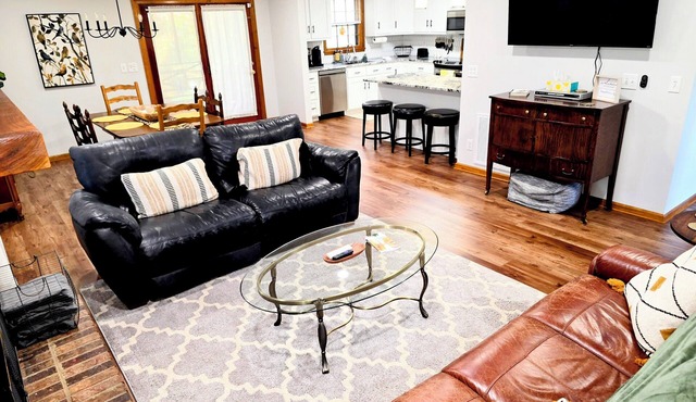 Cozy Foothills Retreat - Private 3 bed/2bath with Hot Tub & Screened Porch