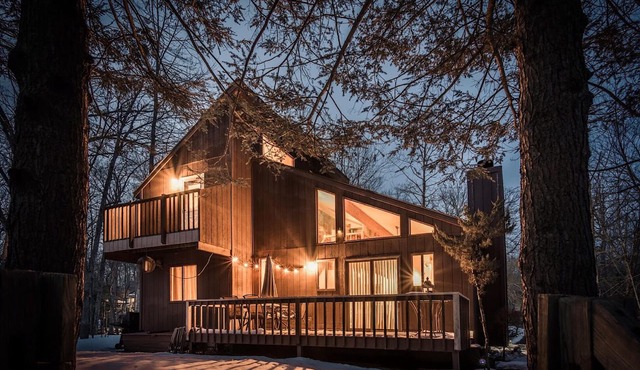 Cozy Forest Creekside Home: jacuzzi, fireplace, firepit+