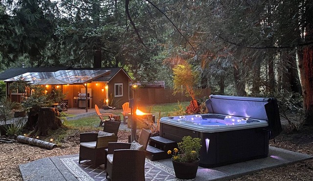 Cozy Forest Escape Private Hot Tub Trails & Gnome Walk Near Beach