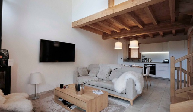 Cozy chalet with jacuzzi and sauna near slopes