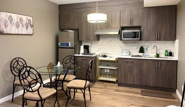 Cozy full 1 Bed Basement Suite - Bypass to Banff