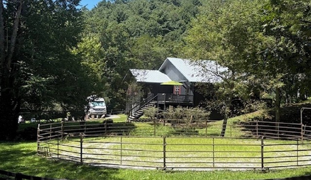 Cozy Getaway at Two Willows Horse Farm, near Lake Glenville, Highlands, Cashiers