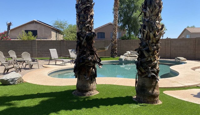 Cozy getaway home w/POOL and GREAT location!