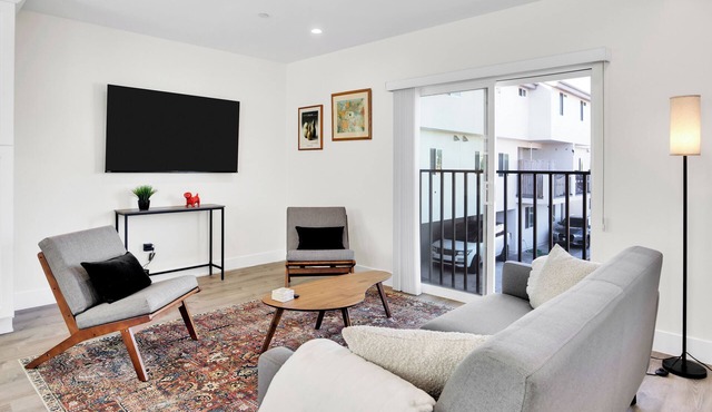 Cozy Getaway in Hawthorne: Explore LA with Ease!