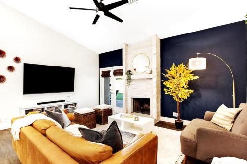 Cozy Gilbert Escape with Hot Tub, BBQ & Fire Pit