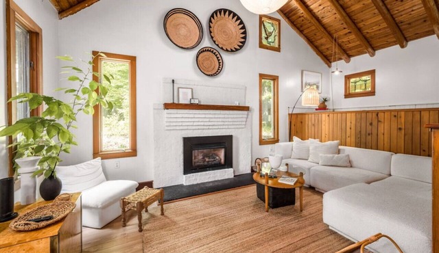 Cozy Good Harbor Cottage with hot tub & fireplace