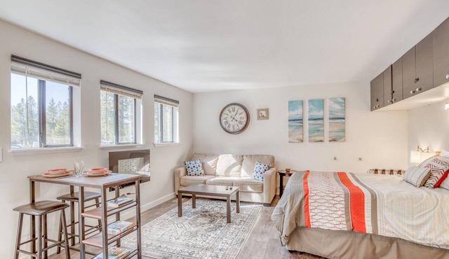 Cozy, Ground-level Sunriver Condo Has in-Wall Fireplace