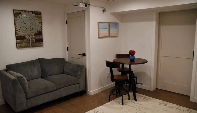 Cozy guest suite near the Wilamette River with Hot Tub.
