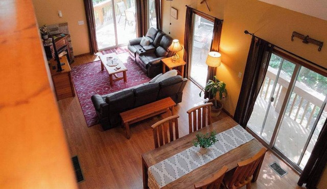 Cozy Hocking Hills Cabin with Hot Tub, Games, Pets