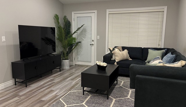 Cozy home, 4 mins drive to Windsor airport & 10 mins drive to Detroit border