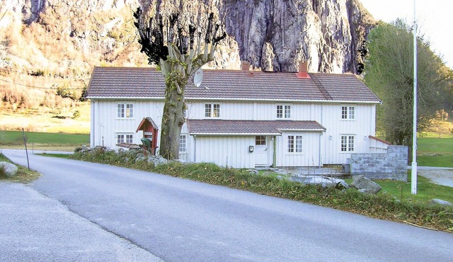 Cozy home in Eresfjord