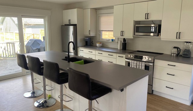 Cozy Home in Heart of Meaford, the Bay and Recreation just around corner