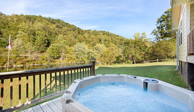 Cozy home w/deck, fireplace & hot tub - riverfront access