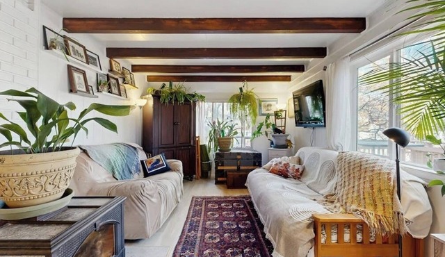 Cozy home with fully stocked kitchen, wifi & great location