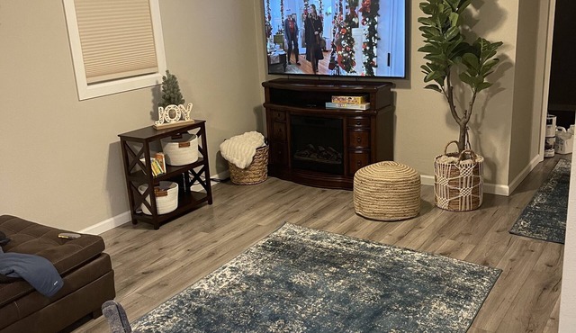 Cozy home within walking distance to the mall & food. 8 minute drive to downtown