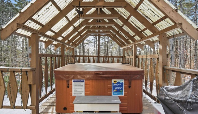 Cozy Hot Tub Cabin Near Pleasant Mountain Sleeps 8 Family-Friendly