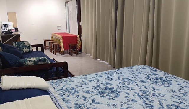 Cozy house, 8-minute walk to the beach, quiet street, garage.