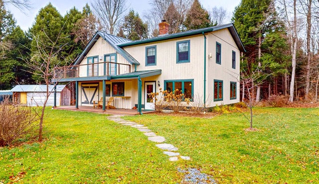 Cozy house in the woods, riverfront, trail, fireplace, wifi, w/d, bbq, balcony