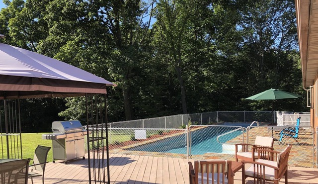 Cozy house with a private pool in Poconos