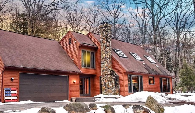 Cozy Impressive Group Cabin with Game Room, Jacuzzi and Fire Pit in New Hampshire