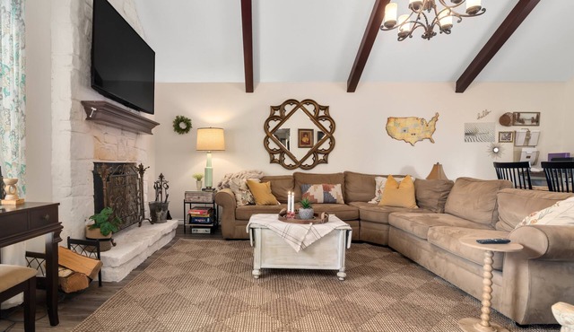 Cozy Jenks Cottage,3 Bed 2 Bath,Pergola,Backyard Oasis, Hot Tub Host With Heart