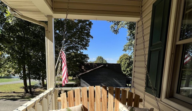 Cozy Jonesborough East Tennessee farm setting near Johnson City with game room