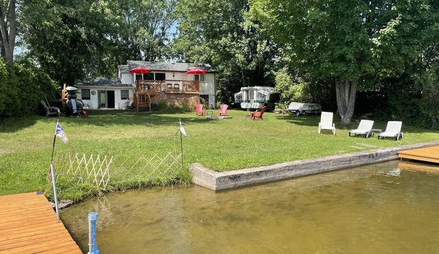 Cozy Kawartha Cottage right on the water