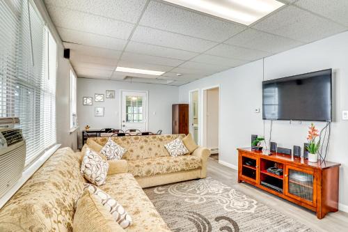 Cozy Keansburg Cottage: Walk to Beach & Boardwalk!
