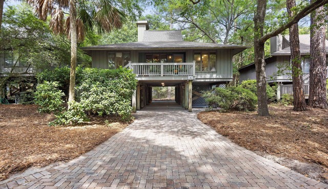 Cozy Kiawah Cottage with Community Pool in Prime Location!