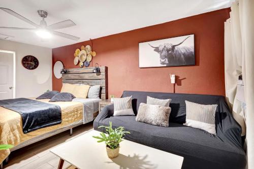 Cozy King Bed Studio - Affordable Fresh Cozy