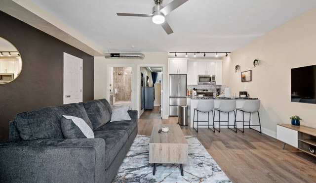 Cozy King Bed Suite ~ Free Parking & Ground Floor!