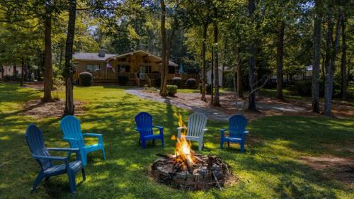 Cozy Lake Cabin Porch Hot Tub Fire Pit