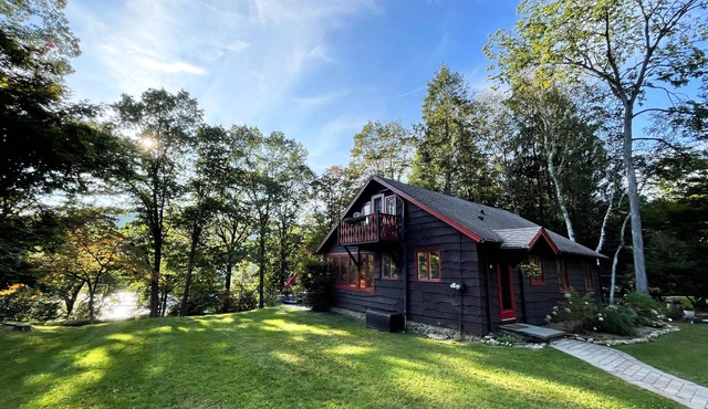 Cozy Lake Cottage with Hot Tub, Views, Kayaks