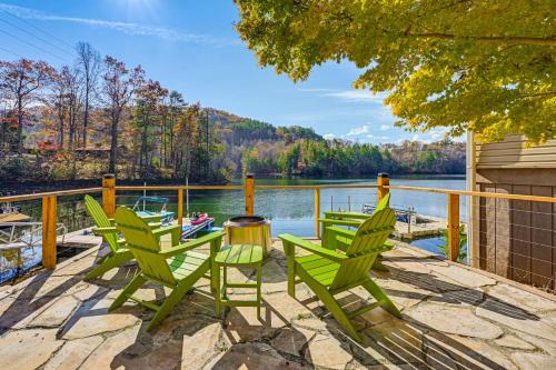 Cozy Lake Santeetlah Cottage with Dock & 3 Kayaks!