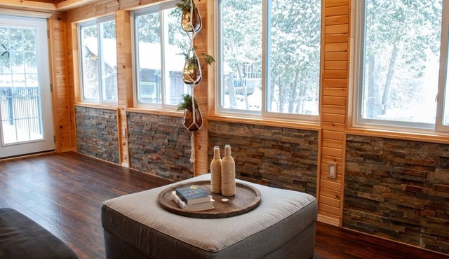 Cozy lakefront cottage