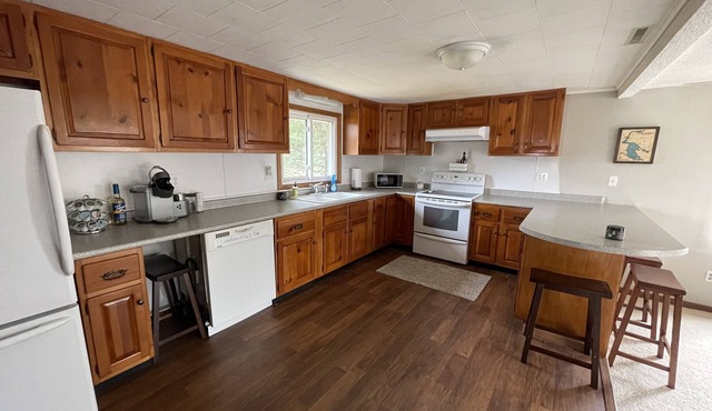Cozy lakefront cabin on Lake Wissota/Yellow River with dock and beautiful views!
