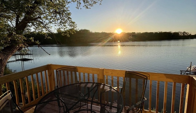 Cozy lakefront cabin - on both Big and Little Spirit Lake