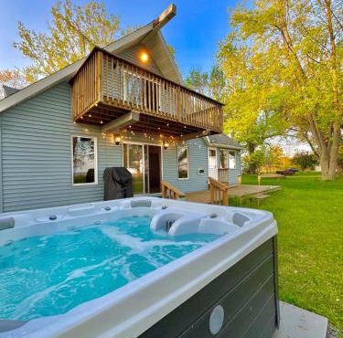 Cozy Lakefront Cabin with Jacuzzi