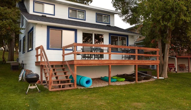 Cozy Lakefront Cottage — Sunsets, Kayaks, Fishing, Paddleboards, Water Mat