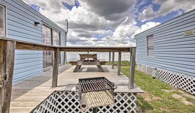Cozy Lakefront Home in Ocala w/Deck, Grill + A/C!