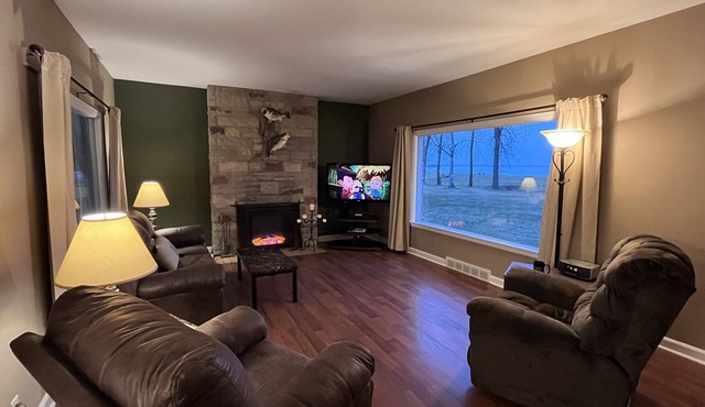 Cozy, lakefront home in Green bay, WI.